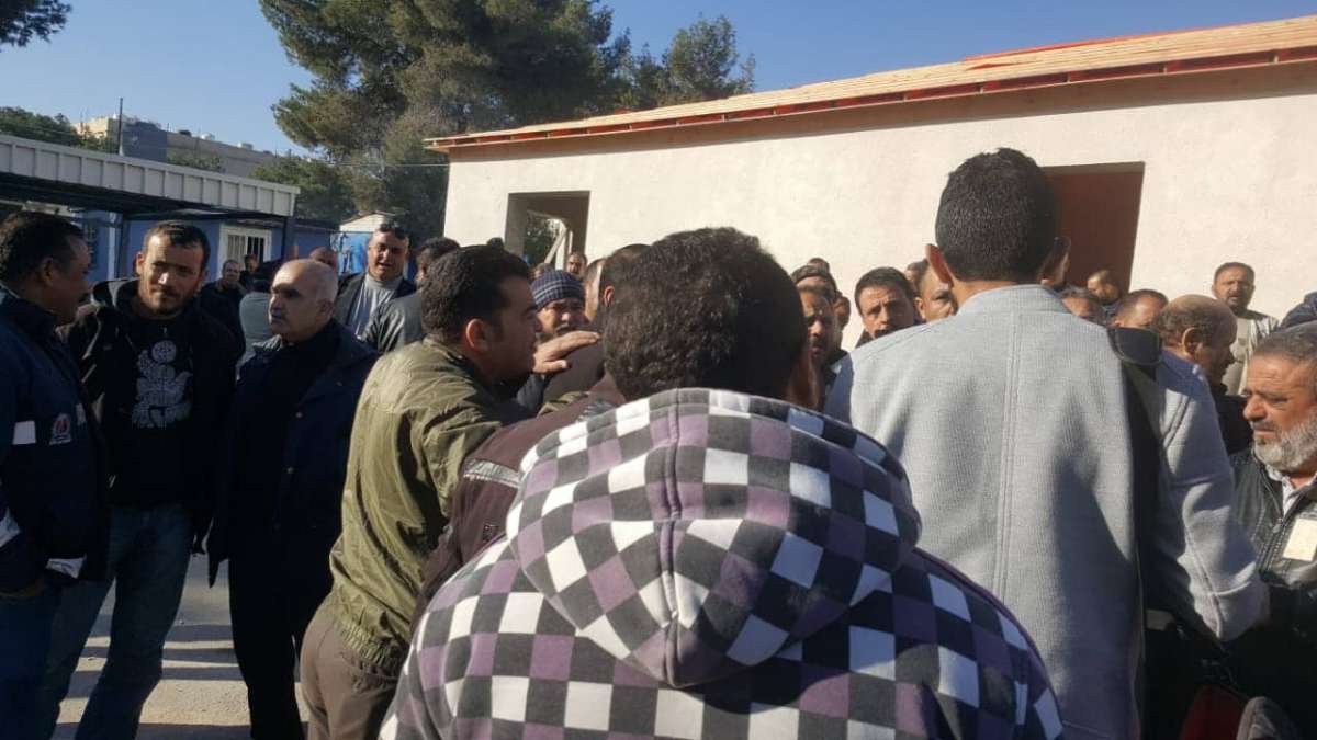  العاملون في مياه الزرقاء يعتصمون احتجاجا على عقود الاذعان - صور