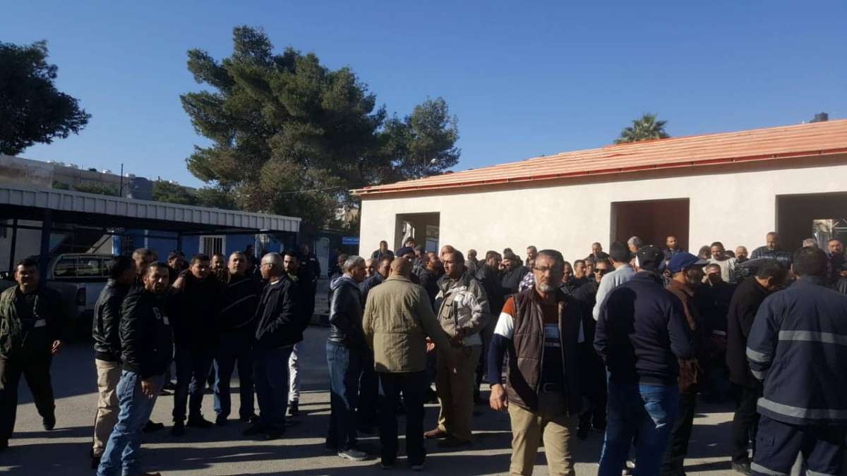  العاملون في مياه الزرقاء يعتصمون احتجاجا على عقود الاذعان - صور