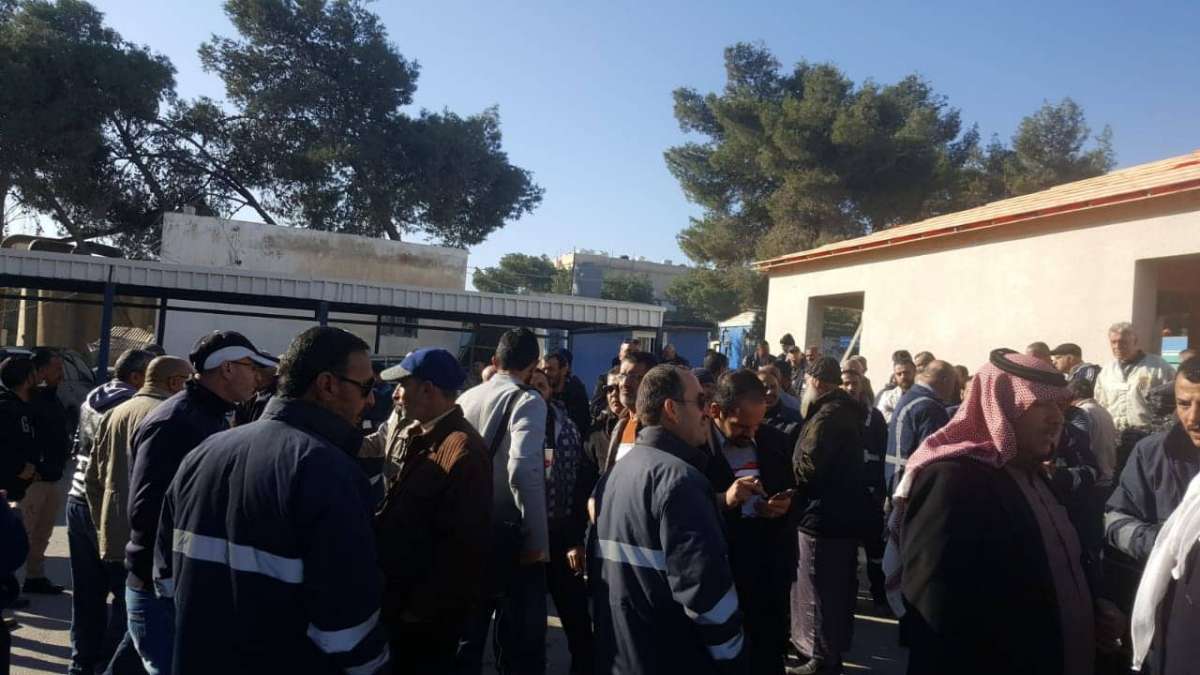  العاملون في مياه الزرقاء يعتصمون احتجاجا على عقود الاذعان - صور