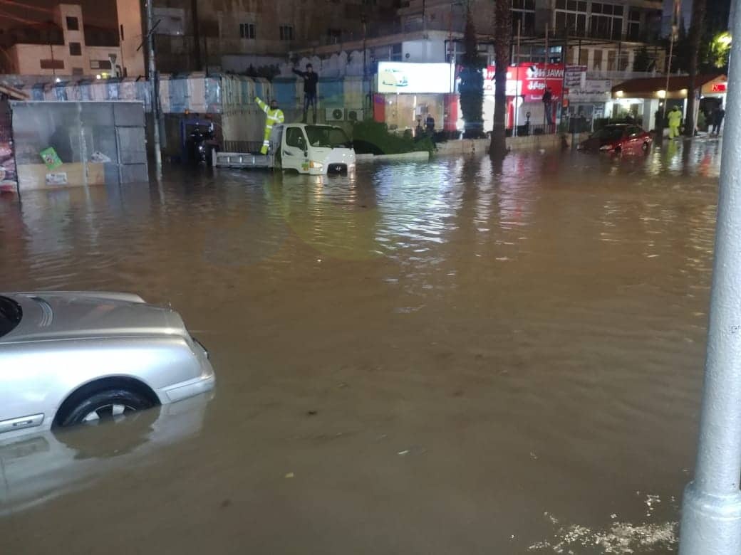 غرق شوارع ومحال تجارية في منطقتي الدوار السابع ووسط البلد - صور