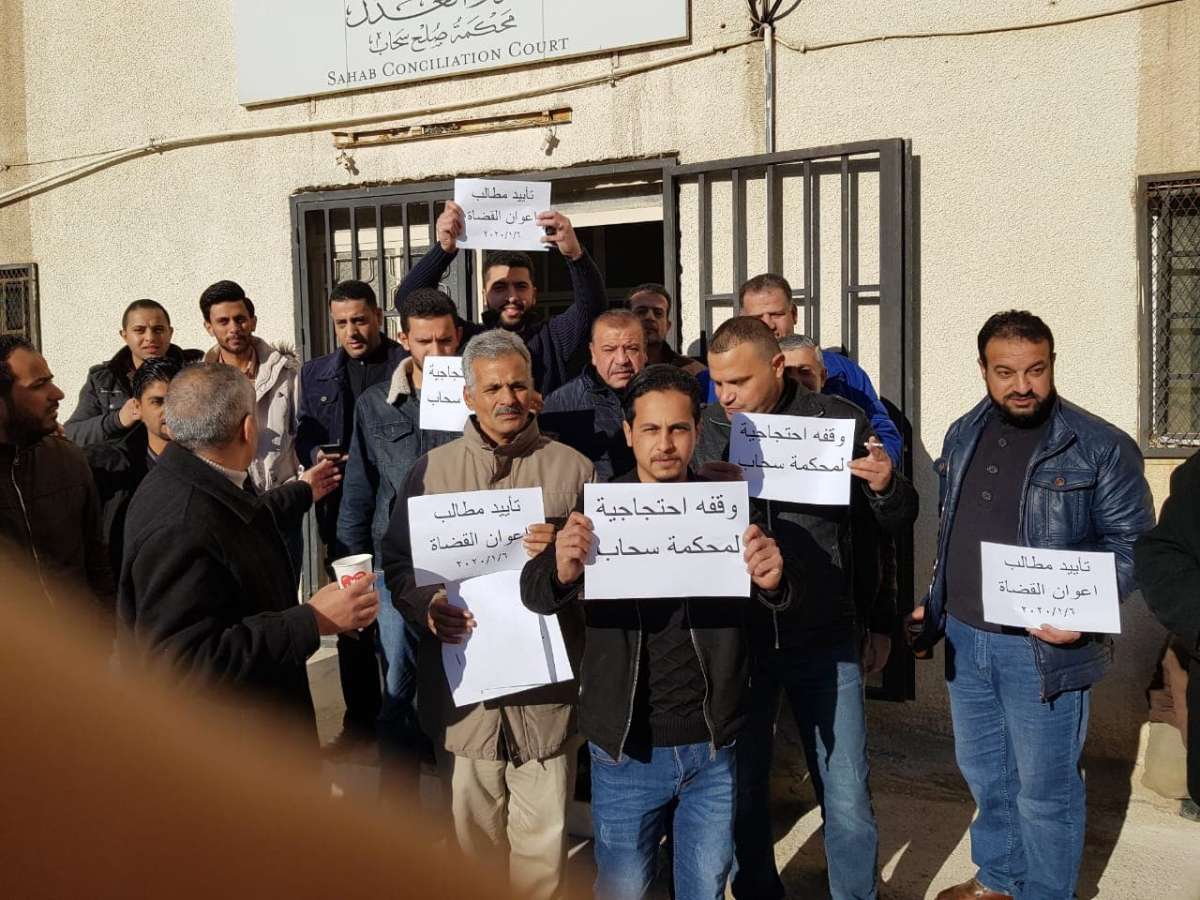 موظفو محاكم في عمان واربد والزرقاء يضربون عن العمل - صور