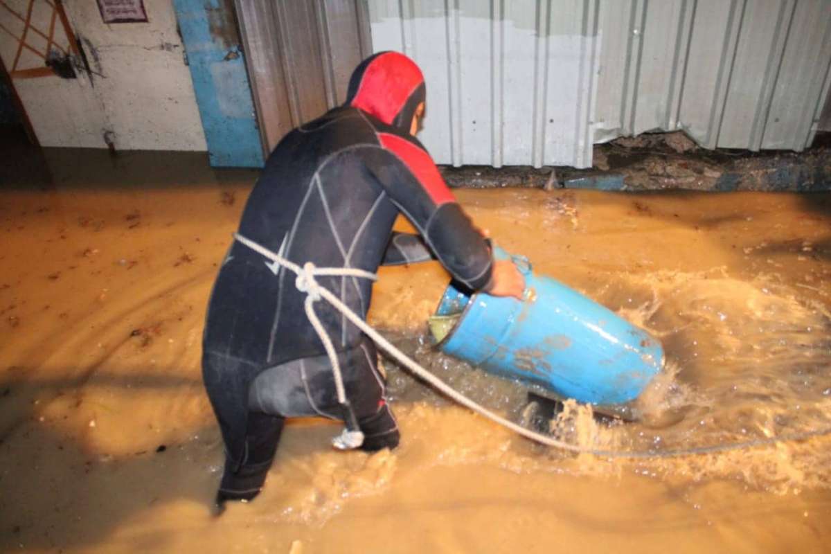 فيديو وصور - الامطار تغرق عدة شوارع في عمان.. والدفاع المدني يحذر من الخروج من المنازل