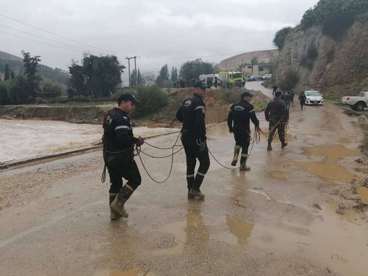 الدفاع المدني يواصل البحث عن الشخص المفقود في السيل - صور