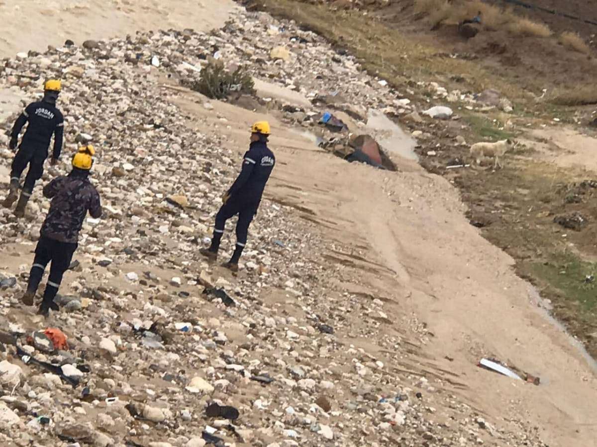 الدفاع المدني يواصل البحث عن الشخص المفقود في السيل - صور