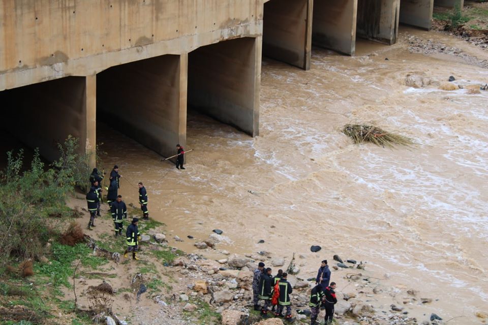 الدفاع المدني: أكثر من 250 شخصا يبحثون عن العشريني المفقود في السيل - صور