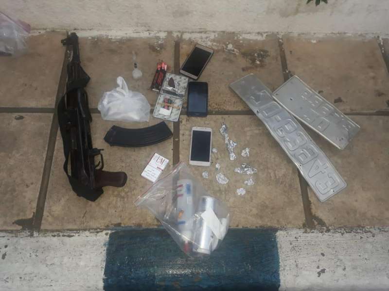 ضبط مخدرات وسلاحا ناريا في منطقة عين الباشا