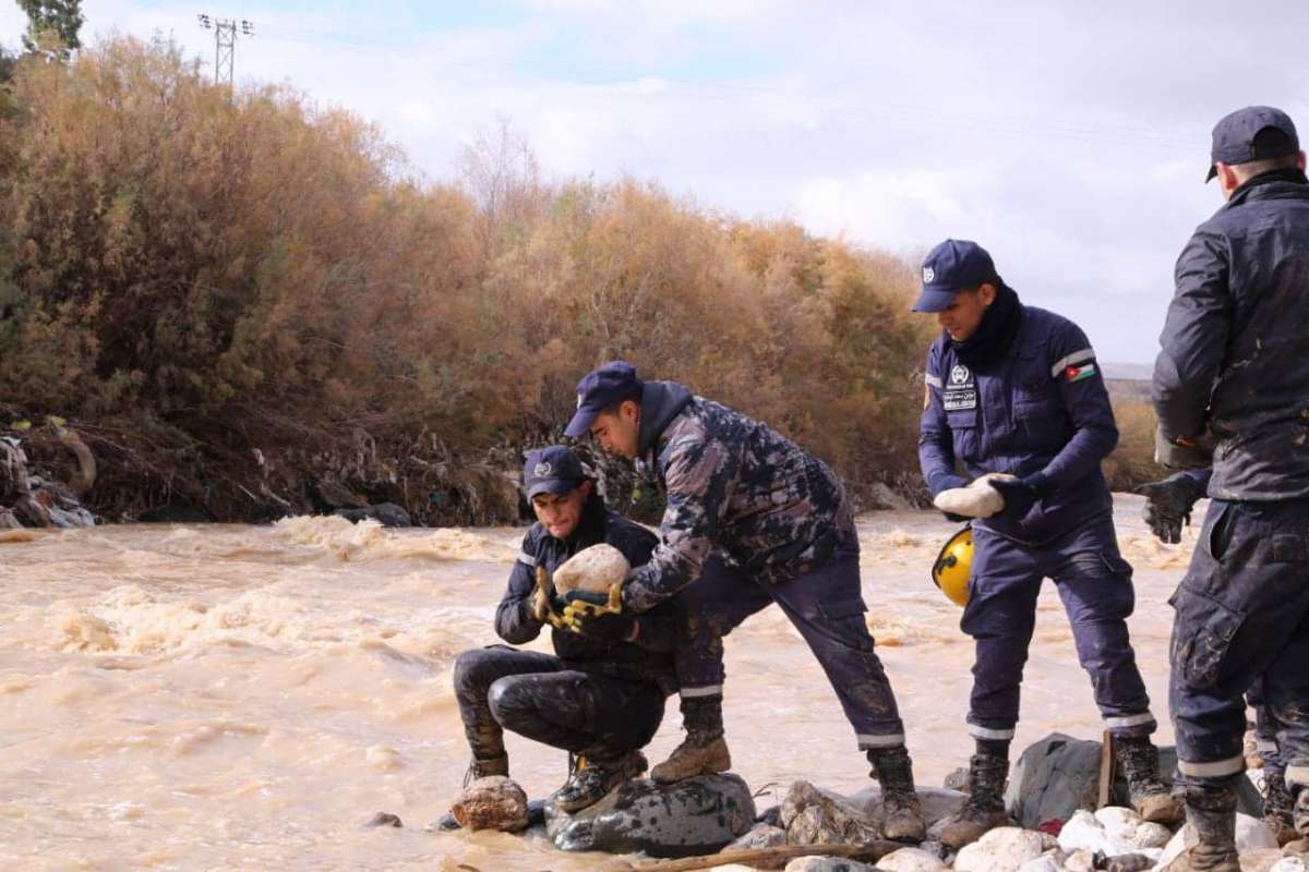 الدفاع المدني يستعين بطائرات مسيرة للبحث عن شاب جرفته السيول - صور