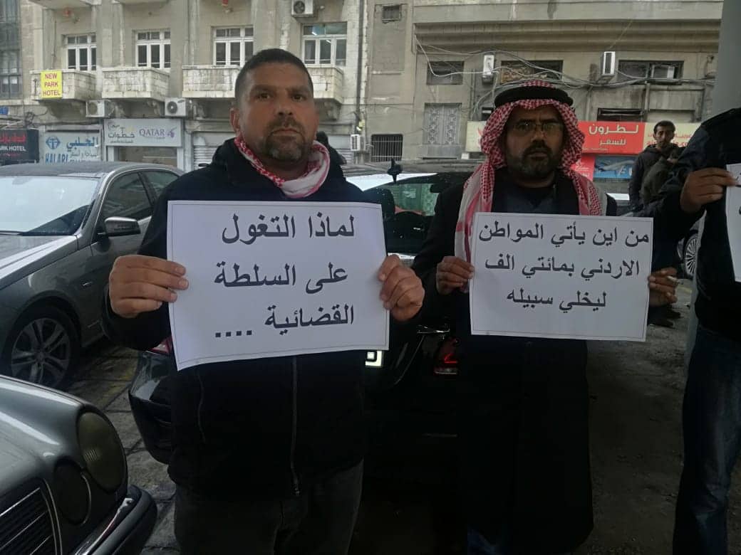 ناشطون يعتصمون امام المجلس القضائي احتجاجا على التوقيف الاداري - صور