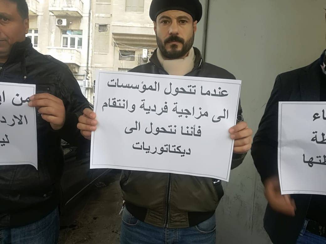 ناشطون يعتصمون امام المجلس القضائي احتجاجا على التوقيف الاداري - صور