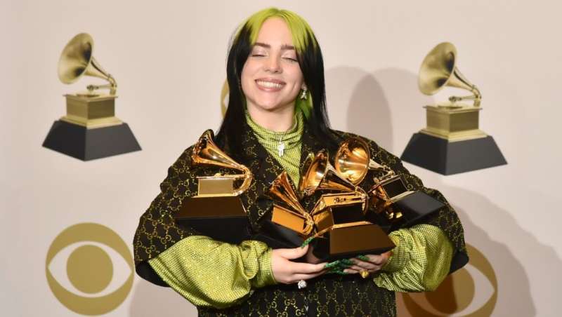 رغم إصابتها بمتلازمة توريت.. بيلي إيليش تكتسح جوائز غرامي