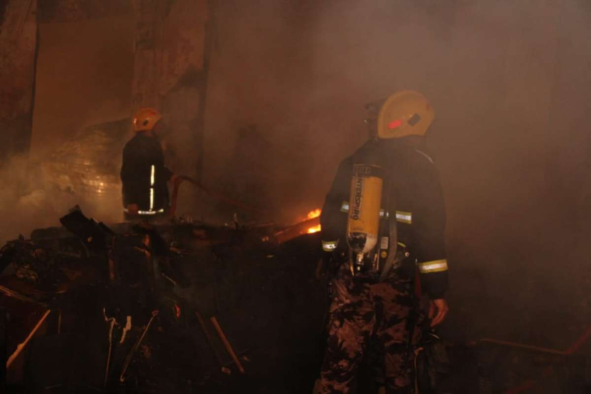 إخماد حريق لمحلات أثاث في وسط البلد- صور