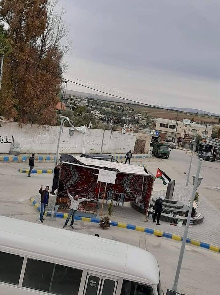 متعطلون عن العمل في ذيبان ينصبون خيمة اعتصام مفتوح - صور