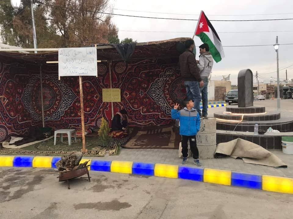 متعطلون عن العمل في ذيبان ينصبون خيمة اعتصام مفتوح - صور