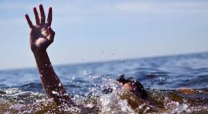 الدفاع المدني ينقذ طفل غرق داخل مياه البحر الميت