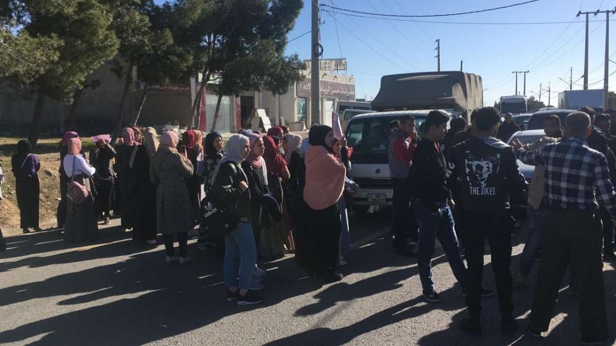 سائقو حافلات نقل عام يغلقون مدخل الكرك.. وحالة من الشلل جراء الاضراب - صور