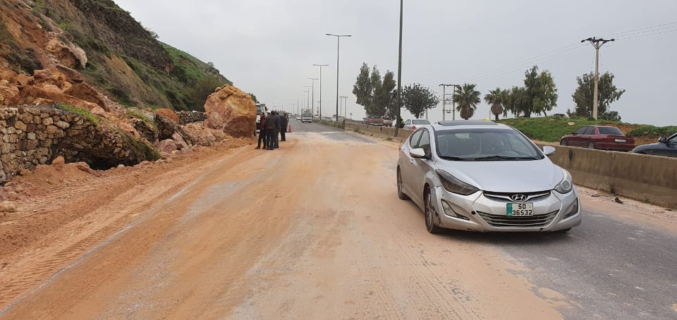 الأشغال تعيد فتح طريق عمان جرش بعد انهيار صخري أغلقه عدة ساعات - صور