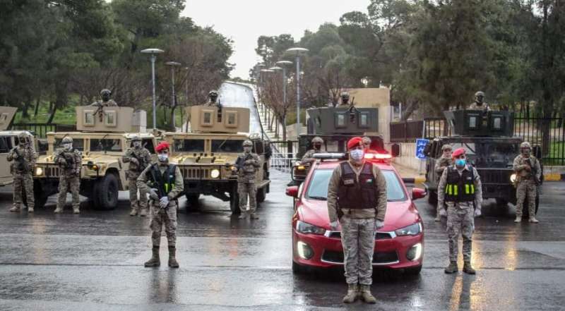 مدرعات الجيش تجوب شوارع إربد معلنة بدء تنفيذ قرار عزل المدينة  فيديو