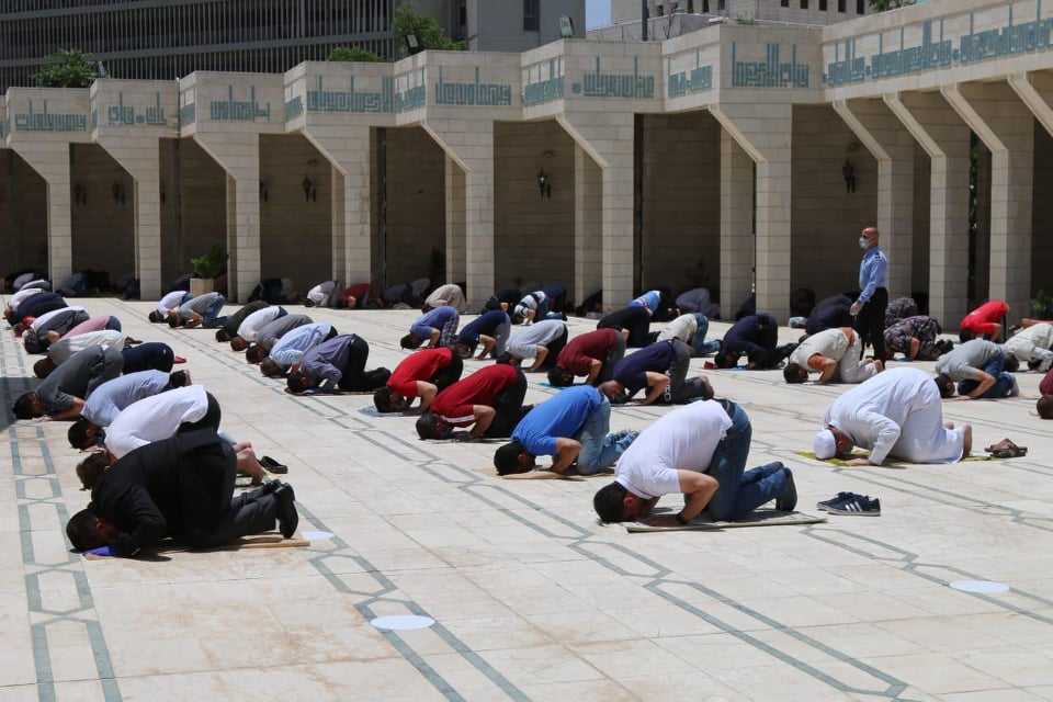 صور - الأردنيون يعودون لأداء الصلوات في المساجد.. والأمن: كانوا قدوة في الالتزام