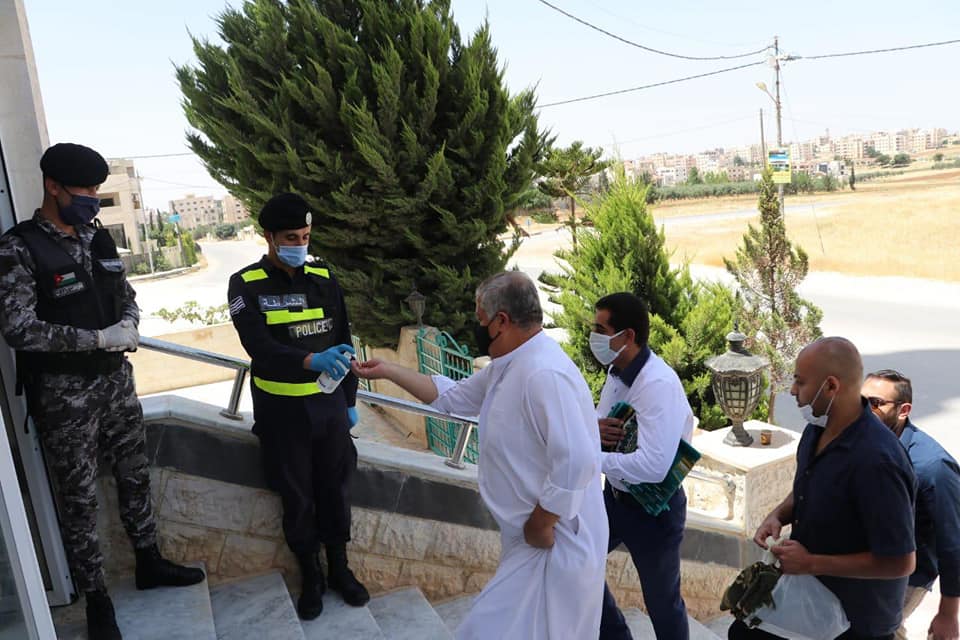 صور - الأردنيون يعودون لأداء الصلوات في المساجد.. والأمن: كانوا قدوة في الالتزام