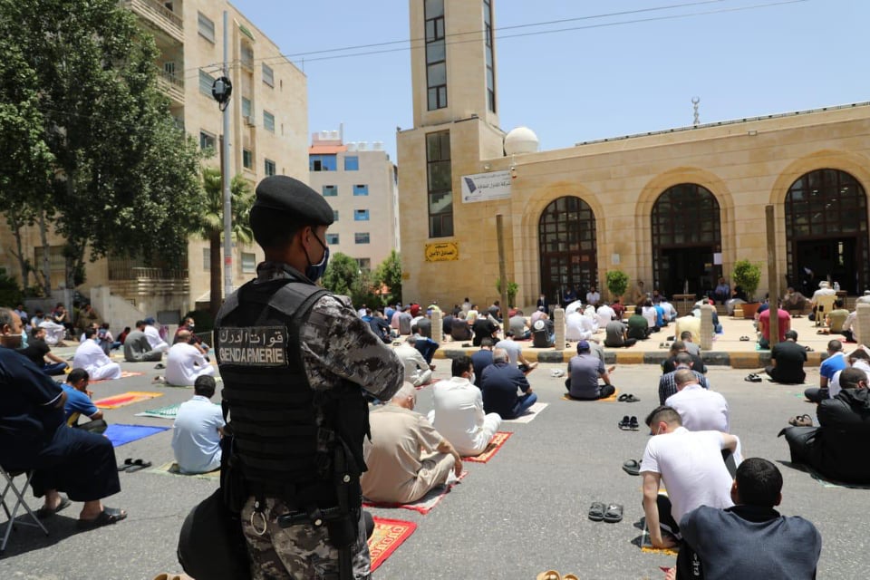 صور - الأردنيون يعودون لأداء الصلوات في المساجد.. والأمن: كانوا قدوة في الالتزام