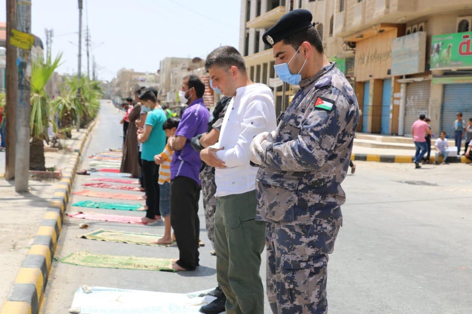 صور - الأردنيون يعودون لأداء الصلوات في المساجد.. والأمن: كانوا قدوة في الالتزام