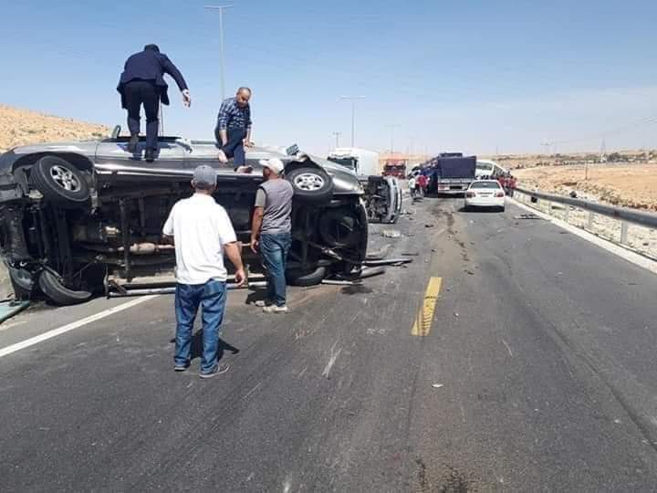 صور - الأمن: ثلاث وفيات وعشرون اصابة بحادث تصادم 8 مركبات على الصحراوي 