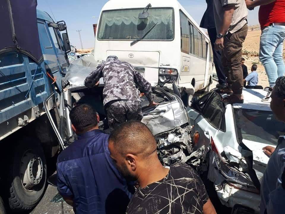 صور - الأمن: ثلاث وفيات وعشرون اصابة بحادث تصادم 8 مركبات على الصحراوي 