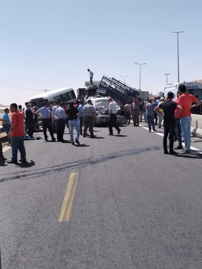 صور - الأمن: ثلاث وفيات وعشرون اصابة بحادث تصادم 8 مركبات على الصحراوي 