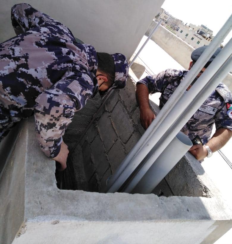 الدفاع المدني ينقذ طفلاً علق داخل منور عمارة بإربد (شاهد)