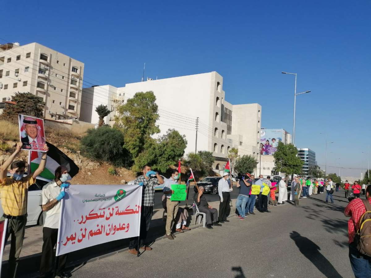 سلسلة بشرية أمام الجامعة الأردنية رفضا لقرار الضم - فيديو وصور