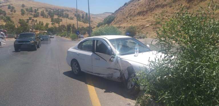 3 إصابات بحادث تصادم بين مركبتين باتجاه عمان