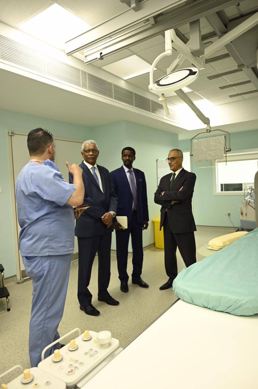 السفير السوداني يزور مستشفى الكندي.. ويشيد بمستوى الرعاية