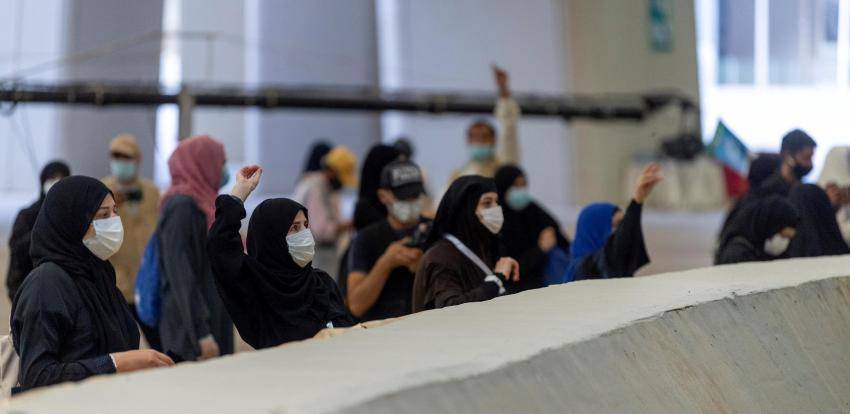 حجاج بيت الله يستقبلون أول أيام التشريق ويرمون الجمرات الثلاث