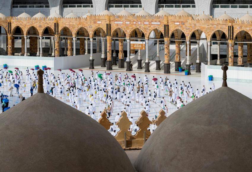 حجاج بيت الله يستقبلون أول أيام التشريق ويرمون الجمرات الثلاث