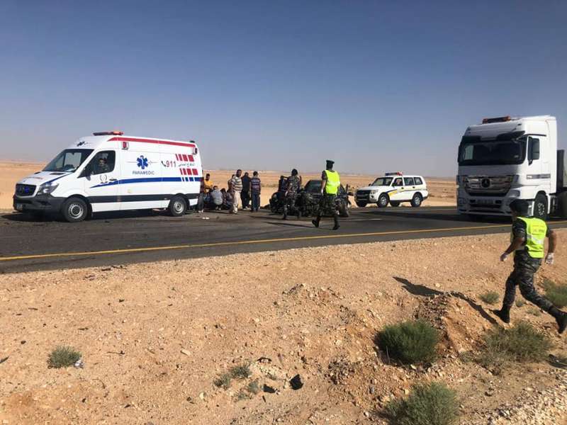 4 إصابات إحداها بالغة بحادث تصادم على الطريق الصحراوي