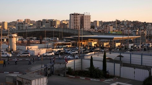 رغم مزاعم وقف الضم... إسرائيل توافق على شق شوارع وأنفاق لربط مستوطنات الضفة بالقدس