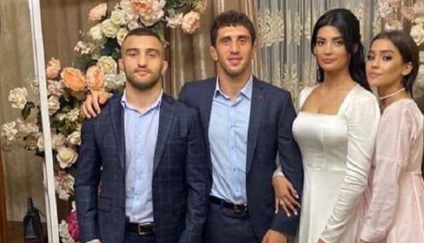 شاهد: لاعب يطرد عروسه خلال الزفاف.. بعدما وصلته مشاهد غير لائقة لها