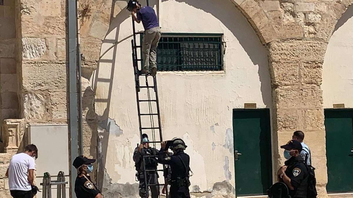 توتر في الأقصى بعد تركيب الاحتلال معدات فوق سطح المسجد المبارك.. والأردن يحذر - صور