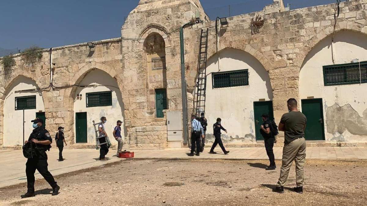 توتر في الأقصى بعد تركيب الاحتلال معدات فوق سطح المسجد المبارك.. والأردن يحذر - صور