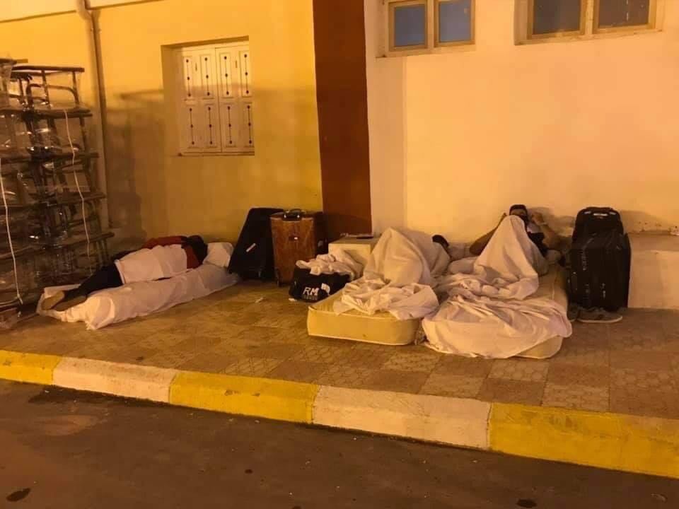 طلبة أردنيون في الجزائر يبيتون ليلتهم في الشارع.. والتعليم العالي: نعمل على حلّ المشكلة - صور