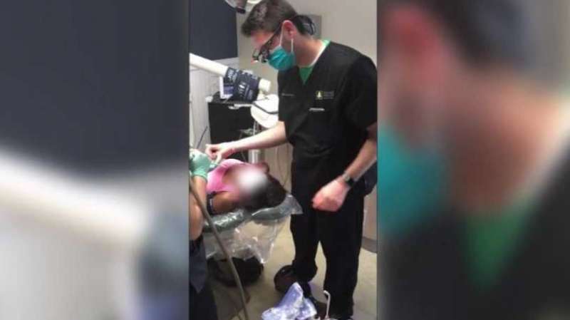 السجن 12 عاما لطبيب أسنان محتال يعالج مرضاه على لوح تزلج