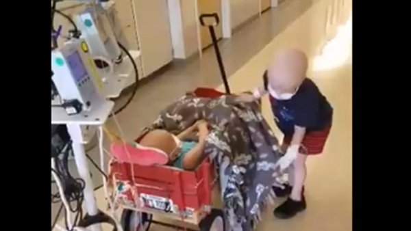 مشهد مؤثر.. طفل سرطان يعاون صديقه بعد جلسة علاج : فيديو