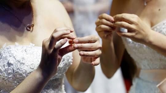 ضجة في إسبانيا إثر إشراف مغربية محجبة على زواج سيدتين مثليتين (صور)