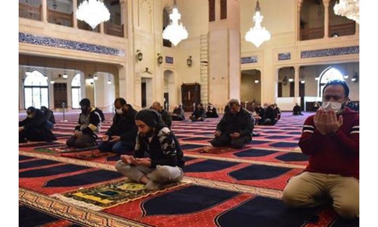 الحكومة تؤكد انها ستعيد النظر في اغلاق المساجد وصالات المطاعم