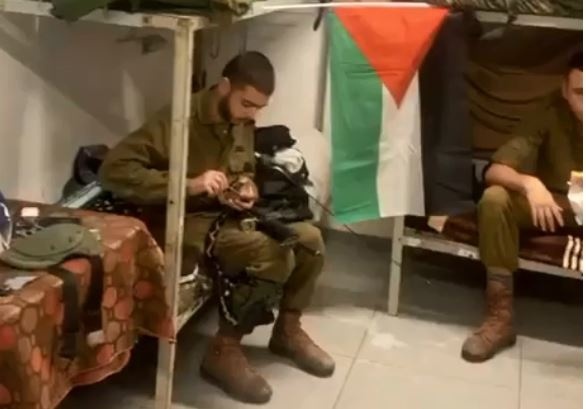 جندي إسرائيلي يعلق علم فلسطين في غرفته  فيديو