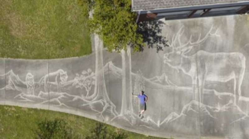 فيديو مدهش لفنان يرسم لوحة عملاقة بالمياه