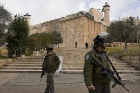 الاحتلال الاسرائيلي يغلق الحرم الإبراهيمي الشريف أمام المصلين
