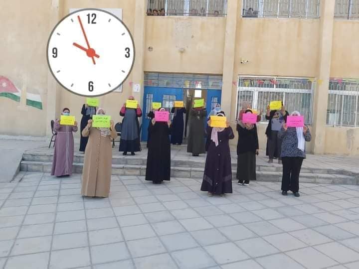 معلمون يشاركون في فعاليات رمزية أمام مدارسهم - صور