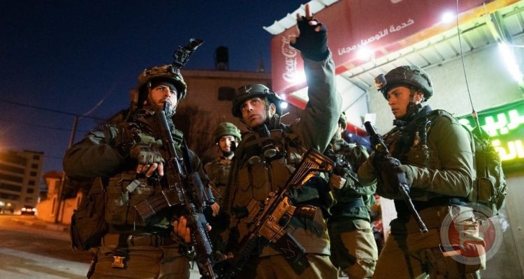 حملة اعتقالات في الضفة بينهم عناصر بالشرطة الفلسطينية