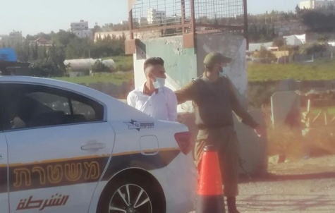 الاحتلال يعتقل شابا بدعوى محاولته طعن شرطي شمال الخليل